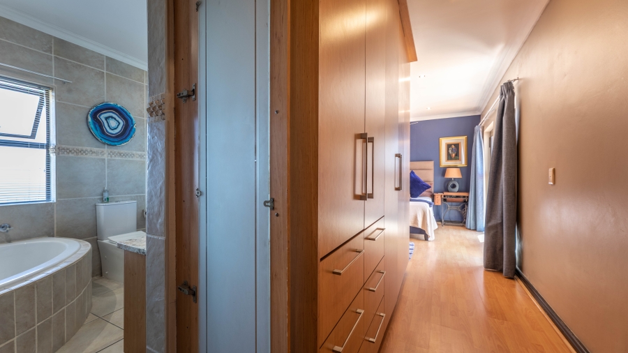 5 Bedroom Property for Sale in Parklands Western Cape